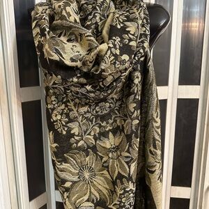 splendide floral scarf style Pashmina with silver metallic accent